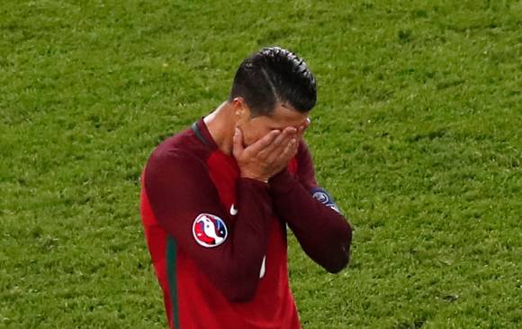 Día oscuro el de ayer para Cristiano Ronaldo, porque desperdició un penalti y Portugal peligra para clasificar. FOTO AFP