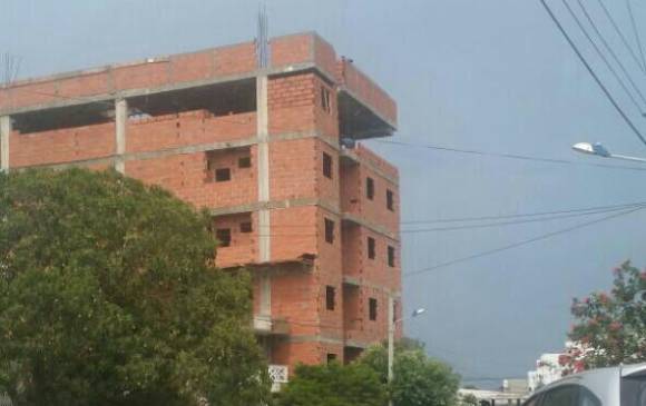 Así lucía el edificio de seis pisos que este jueves se desplomó en Cartagena. FOTO CORTESÍA 