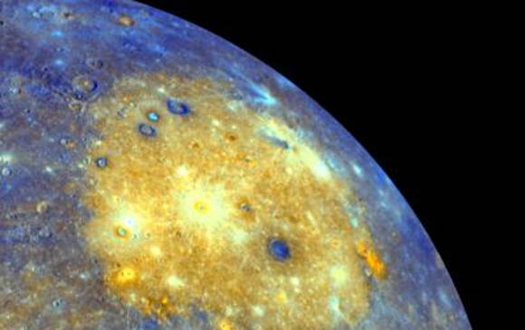 Los colores de esta imagen no son los que vería el ojo humano, sino que transmiten información sobre la distribución de diferentes tipos de rocas en la superficie de Mercurio. Foto: Nasa