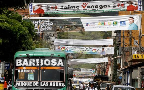 De acuerdo con la Procuraduría, solo el 26 % de los candidatos solicita la autorización para poner publicidad. En las elecciones de 2015 (foto) fue evidente el abuso. FOTO donaldo zuluaga