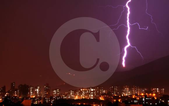 Según estudios de la Universidad Nacional, en el Valle de Aburrá pueden caer en una hora, en temporadas invernales, 15 rayos por kilómetro cuadrado. FOTO Archivo