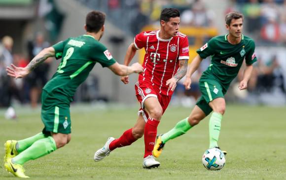 Imágenes de James Rodríguez durante su debut con el Bayern Munich ante el Werder Bremen en la Copa amistosa Telekom. Desde ya el colombiano debe pelear su posición de titular. FOTO efe