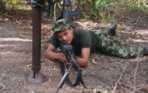 La Policía recuperó las fotografías que se tomó alias “Osama” cuando estuvo infiltrado en el Ejército Nacional. FOTOs cortesía