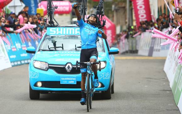 Brandon Rivera, celebró su priemr triunfo en Vuelta a Colombia. FOTO CORTESÍA MUNDO CICLÍSTICO