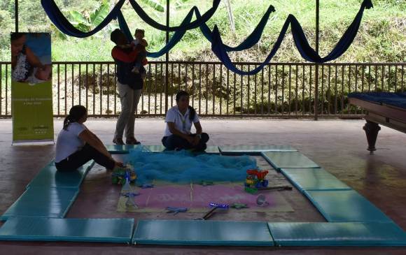 Hasta las entrañas del bosque, donde habitan las comunidades indígenas, llega la ayuda para las familias, los niños y los reinsertados. FOTO CORTESÍA 