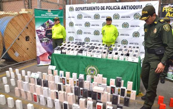 La Policía Fiscal y Aduanera investiga a los propietarios de esta carga. El conductor dijo desconocer la precedencia. FOTO Cortesía