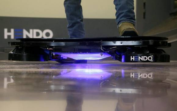 El monopatín se eleva 2.5 centímetros del suelo. FOTO AP