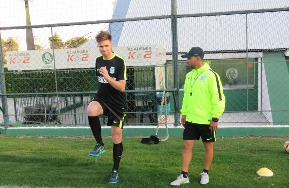 Ezequiel Rescaldani durante las prácticas este domingo en Sao Paulo, con el pf Carlos Tabares. FOTO Cortesía Atlético Nacional