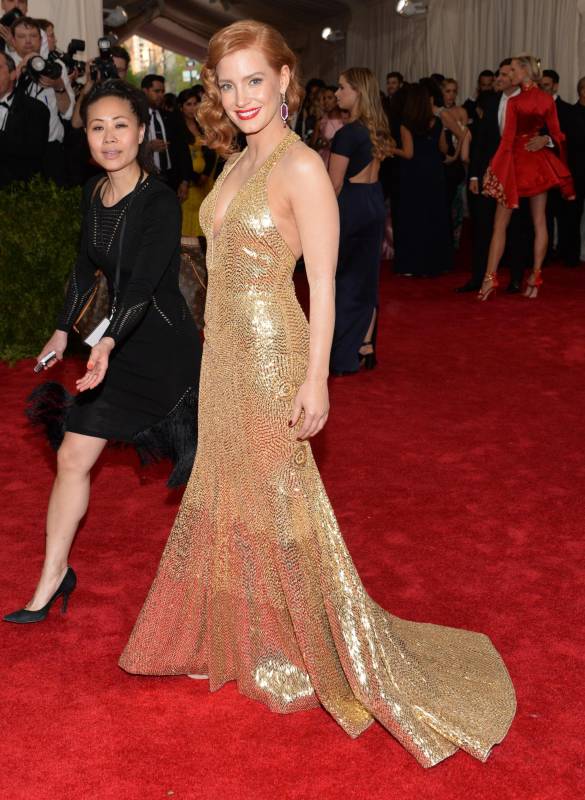 Jessica Chanstain también llegó de dorado de Givenchy. FOTO AP