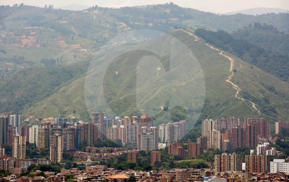 Con el tramo de la longitudinal occidental, dos de los sectores beneficiados son Belén Rincón y Loma de los Bernal. La vía pasaría cerca al cerro de las Tres Cruces. FOTO Edwin Bustamante