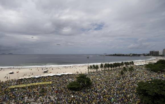 Miles de brasileños protestan para exigir renuncia de Dilma