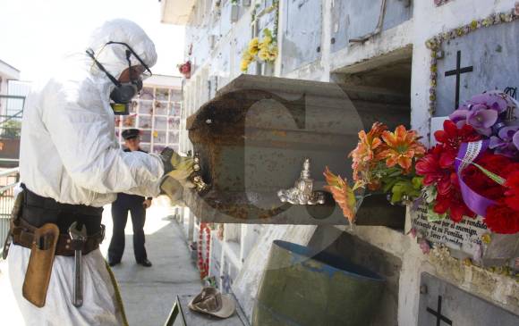 El objetivo del Instituto de Medicina Legal es intevenir todos los cementerios del país para exhumar los restos de personas sin identificar, víctimas del conflicto armado. FOTO Esteban Vanegas