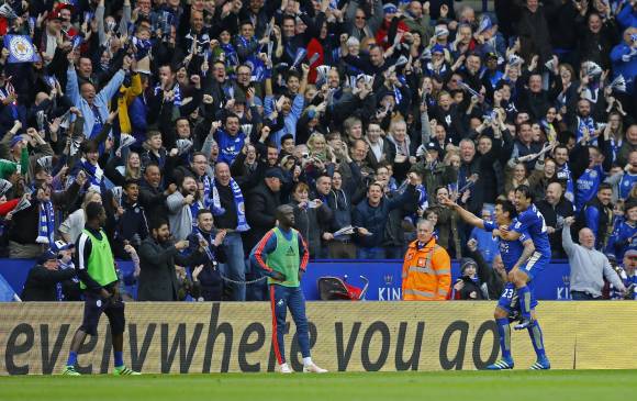 Delirio en el King Powier Stadium por una nueva victoria del Leicester. FOTO AFP