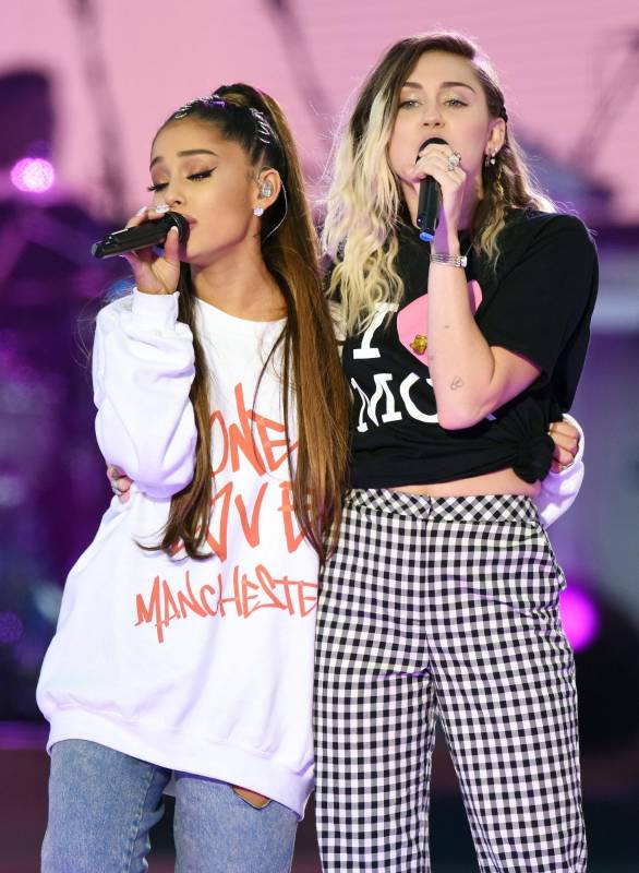 Ariana Grande y Miley Cyrus cantaron el clásico Don´t dream it’s over. FOTO Reuters