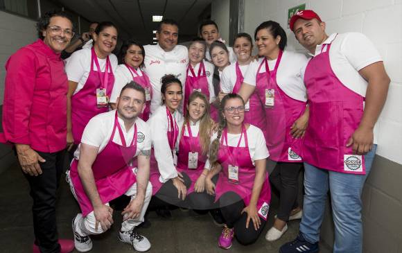 Don Jacobo, a la izquierda y el pastelero, al centro, con algunos colaboradores en la decoración del pastel de ciudad que se repartió en Plaza Mayor entre 1.500 personas. FOTOs jaime pérez