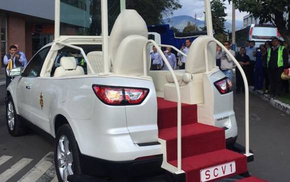 Ya está listo uno de los papamóviles que transportará al Sumo Pontífice. La imagen fue publicada por el ministro de Hacienda, Mauricio Cárdenas. FOTO Cortesía