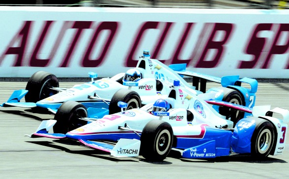 Juan Pablo Montoya (2) dio la pelea ayer en Fontana, California, para mantenerse en el liderato del campeonato. FOTO AP