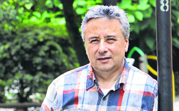 El periodista Carlos Mario Correa seleccionó 66 crónicas universitarias, en un libro para disfrutar y aprender. FOTO archivo