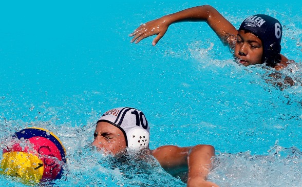 Mateo Gil (10), uno de los jugadores de Copacabana, busca la portería del cuadro de Belén B. FOTOs jaime pérez y henry agudelo 