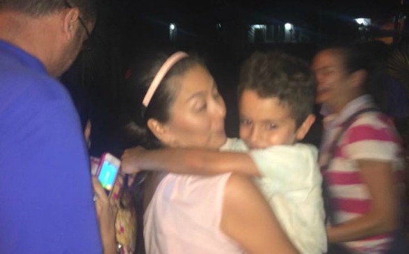 El reencuientro de Jacobo con su familia. De conformidad con el Código de Infancia y Adolescencia, se publica la fotografía del menor para efectos del restablecimiento de sus derechos fundamentales. FOTO CORTESÍA