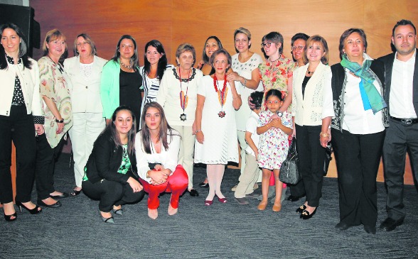 Durante la entrega del reconocimiento estuvieron presentes miembros de las dos casas de adopción. FOTO JAIME PÉREZ