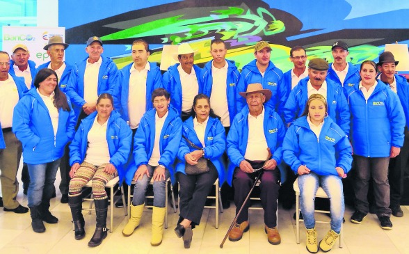 Socios de Banco2, pertenecientes a la ruta de agroturismo, volaron por primera vez a Bogotá a recibir el premio que Bancolombia les compartió BeyondBanking del BID. FOTO cortesía