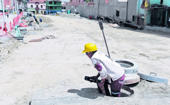 En la carrera 37 ya se alista el terreno para la construcción de la estación que estará ubicada en este sitio. El tramo también tiene catenarias en la vía. FOTO manuel saldarriaga