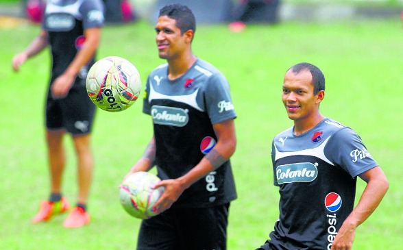 Juan David Pérez y Hernán Pertuz, jugadores de la base del primer semestre que se mantienen en el DIM. FOTO Manuel Saldarriaga