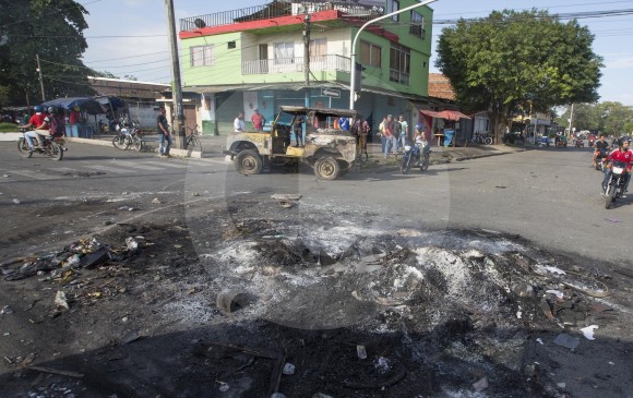 Vehículos incendiados y escombros, una escena que fue constante durante las manifestaciones en Apartadó (foto), Chigorodó y Carepa. FOTO Manuel Saldarriaga