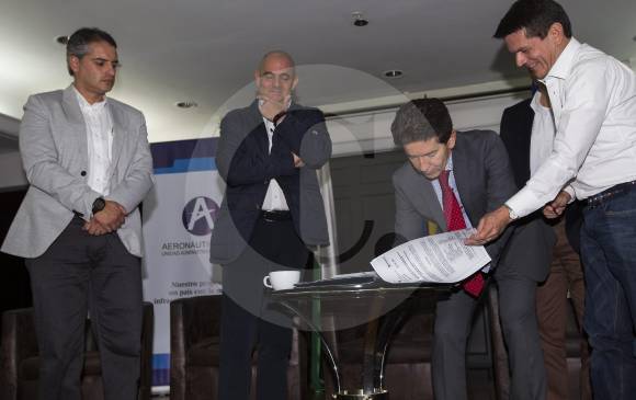 El vicepresidente Vargas; el gobernador Pérez y el director de Aerocivil firmaron acuerdo para la sobretasa. FOTO Julio C. Herrera