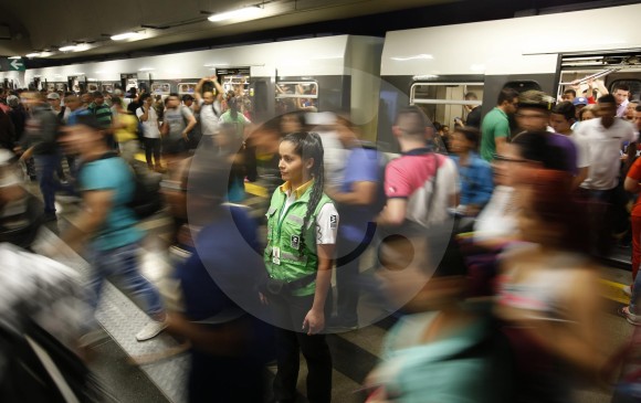 El sistema metro tiene alta confluencia de usuarios en la hora pico. FOTO: MANUEL SALDARRIAGA