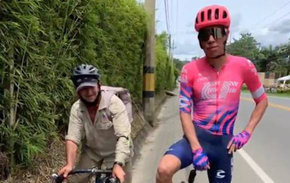 Rigoberto Urán corre con un aficionado en un entrenamiento. FOTO CAPTURA DE VIDEO