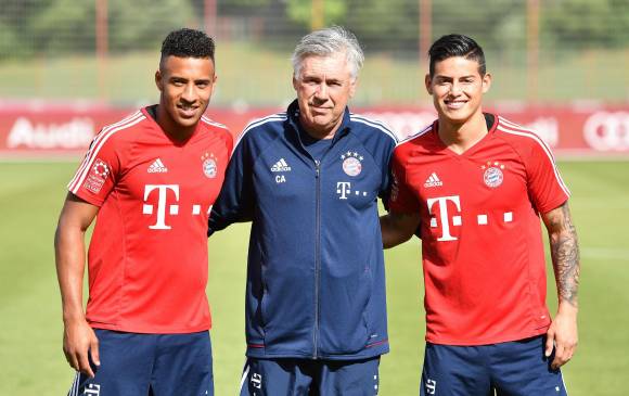 El técnico italiano Carlo Ancelotti posa con los nuevos refuerzos del club, el centrocampista francés Corentin Tolisso y el volante colombiano James Rodríguez. FOTO efe