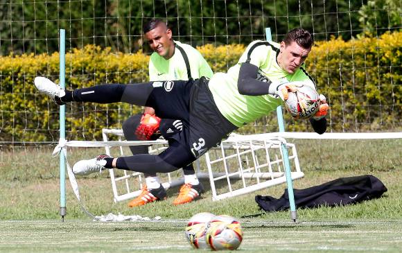 El portero Cristian Bonilla observa a su compañero de equipo Franco Armani, que con los partidos se consolida como el guardavallas principal del club antioqueño. Humildad y trabajo, otras de las virtudes con las que cuenta el argentino. FOTO manuel saldarriaga
