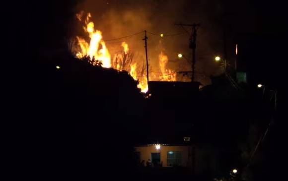 El incendio amenaza con extenderse a la urbanización Villa Sol del sector El Porvenir. FOTO Cortesía Paulo Andres Castaño