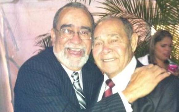 Memo Morales (der.) falleció en la madrugada de este primero de enero mientras realizaba una presentación. FOTO Tomada de Twitter @MemoMorales1