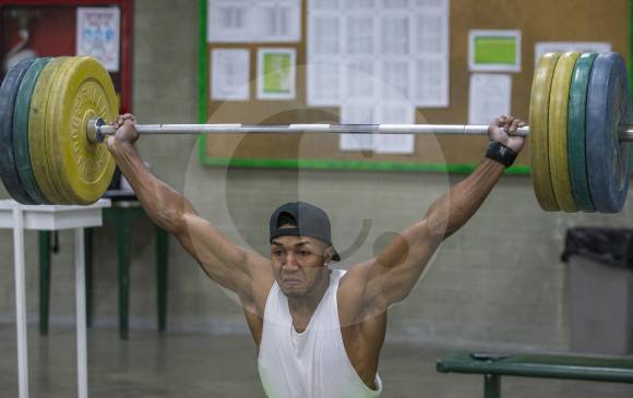 Jhor Moreno, uno de los jóvenes practicantes de pesas en Antioquia, campeón nacional con tres oros (158-195-353) en Palmira. FOTO Juan Antonio Sánchez