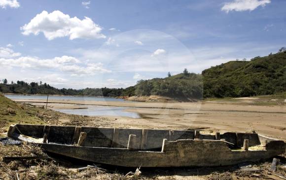 El aumento de la temperatura trae eventos extremos de clima y podría influir en fenómenos naturales como El Niño, similares al que afectó el embalse de El Peñol en 2009. FOTO Esteban Vanegas