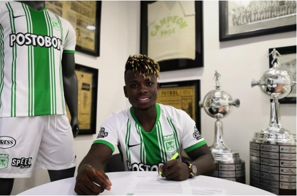 Déinner Quiñones firmando su contrato con Atlético Nacional. FOTO CORTESÍA ATLÉTICO NACIONAL