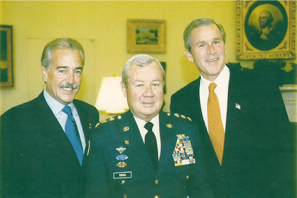 El general (r) Fernando Tapias Stahelin, excomandante de las Fuerzas Militares, junto al expresidente Andrés Pastrana y el expresidente de Estados Unidos, George W. Bush. FOTO zehirut