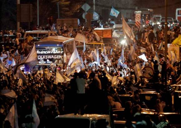 ap - Sin importar la derrota, miles de hinchas argentinos se reunieron para darle una calurosa bienvenida a su seleccionado y respaldar a Maradona en la dirección técnica de la selección.