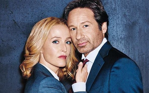 La famosa serie emitida en los 90 relata los casos investigados por dos agentes del FBI Scully y Mulder, encargados de las asignaciones de tipo paranormal. FOTO: CORTESÍA ENTERTAINMENT WEEKLY