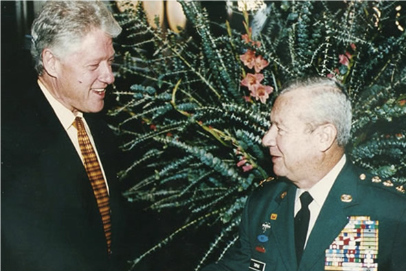 El general (r) Fernando Tapias Stahelin, excomandante de las Fuerzas Militares junto al expresidente de Estados Unidos, Bill Clinton. FOTO zehirut