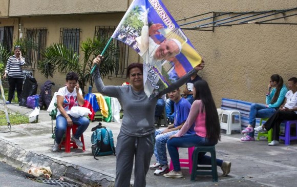 Alrededor de quince personas se encontraban haciendo fila en la mañana del 7 de septiembre, dos días antes de la llegada del Papa Francisco a Medellín. 