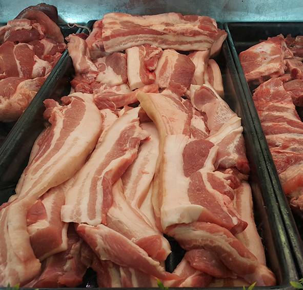 El tocino, la carne con la que se prepara chicharrón, tiene alta rotación en las carnicerías. La libra se consigue alrededor de 5.000 pesos.