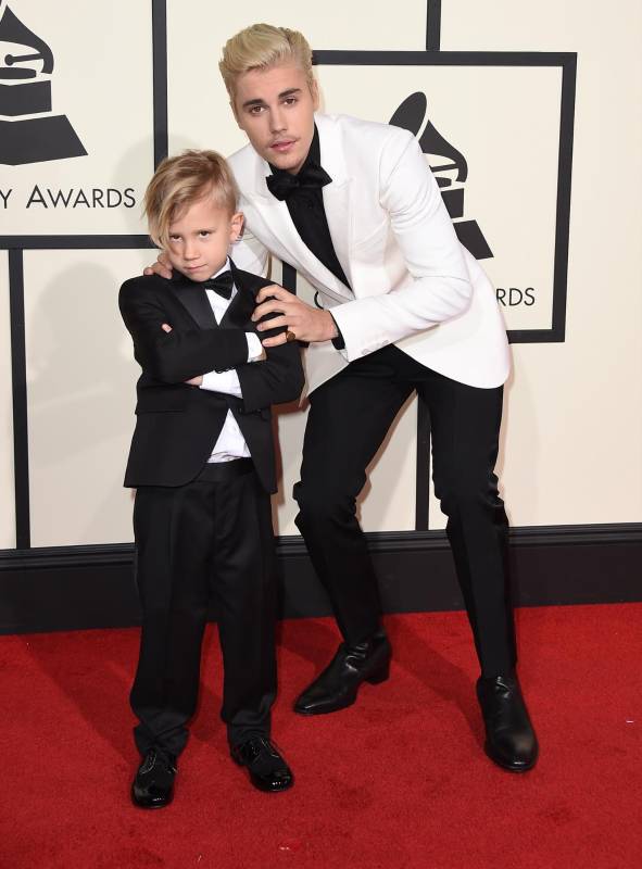Justin Bieber llegó con su hermano. FOTO AP