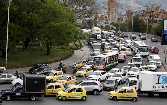 Los vehículos que distribuyen mercancías coinciden con el transporte público y automóviles particulares en la dificultad de las horas pico. FOTO julio césar herrera