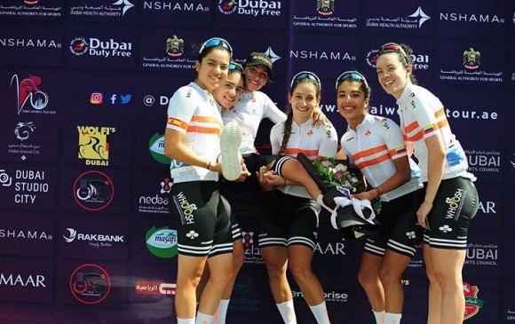 Las integrantes del equipo Colnago CM celebran el podio de Daniela (tercera de izquierda a derecha). FOTO FCC
