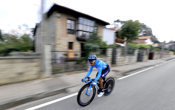 En el día de descanso, Nairo Quintana rodó en la bicicleta que utilizará en la contrarreloj de este martes en la Vuelta. FOTO EFE 