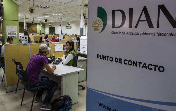 Si su salario es de 10 millones de pesos, el anticipo que recibirá para la declaración de renta de este año será de 3,69 millones de pesos. FOTO Jaime Pérez